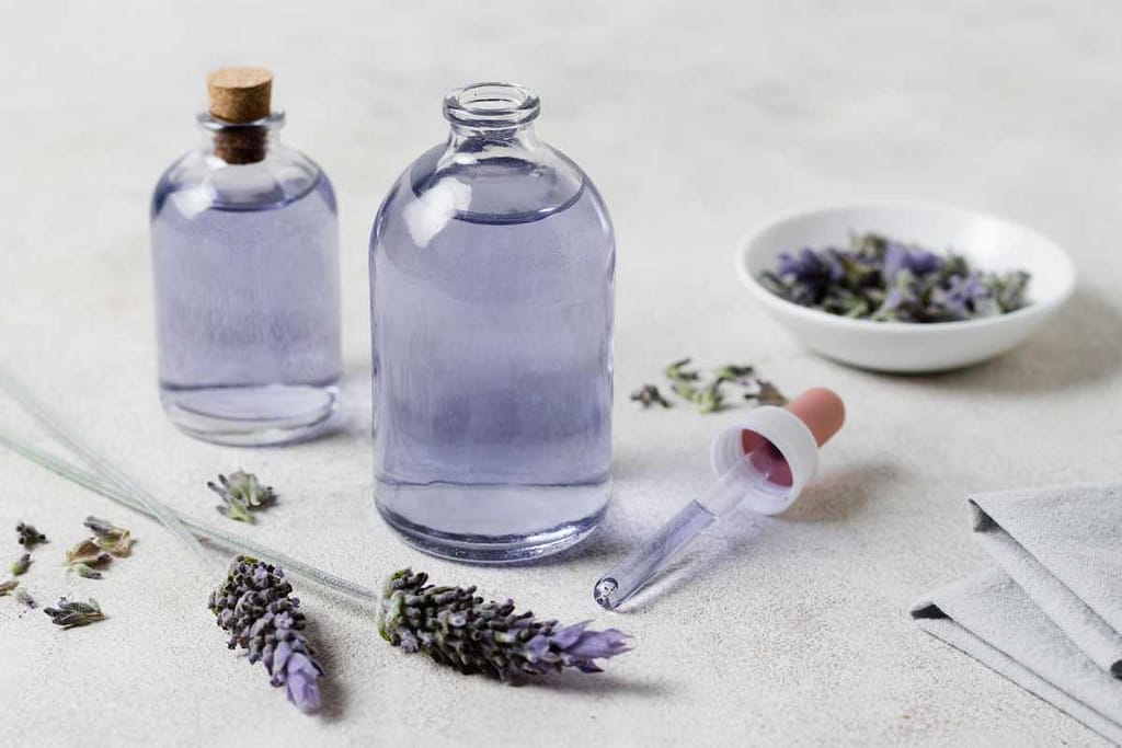 ภาพประกอบเนื้อหา ผ่อนคลายความเครียดไปกับ 7 กลิ่นบำบัดจากธรรมชาติ - ชื่อไฟล์ high view natural lavender oils 1